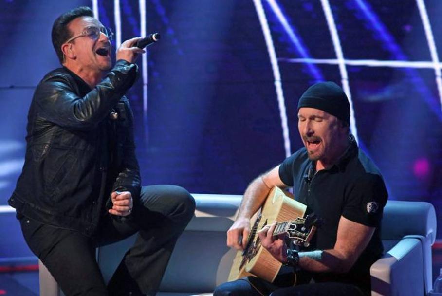 Bono e The Edge negli studi di Che tempo che fa .(foto Epa)